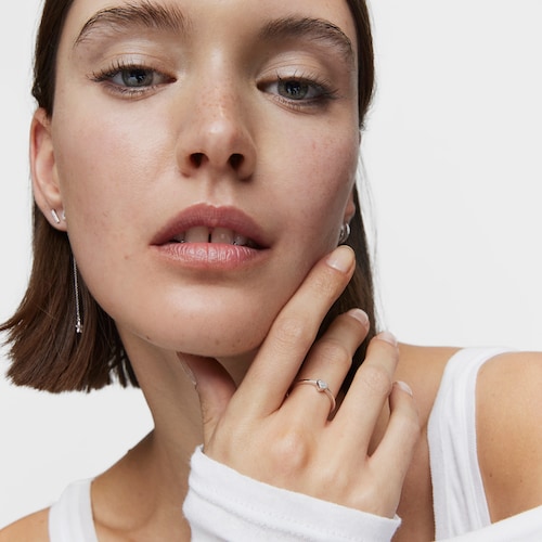 Anillo pequeño corazón de oro blanco con diamantes TOUS Grain